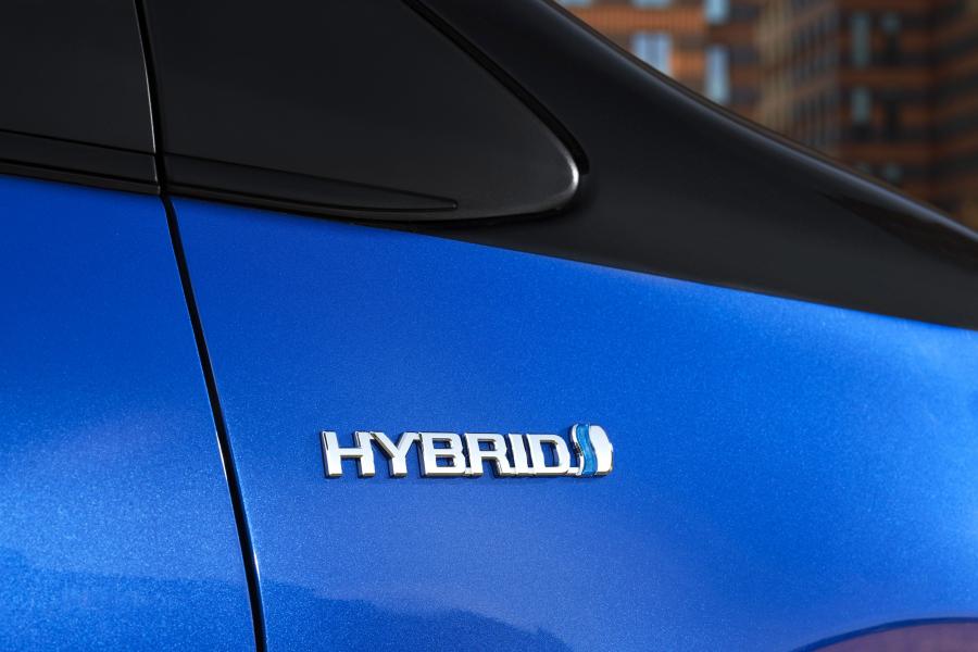 Логотип Toyota Yaris Hybrid Bi-Tone 2017 года  (фото 39 из 42)